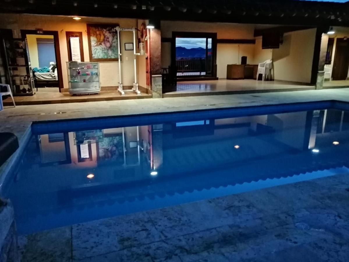Hostal Hollywood Inn リオネグロ エクステリア 写真