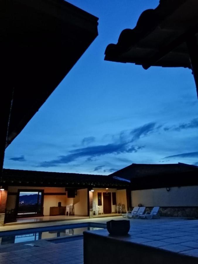 Hostal Hollywood Inn リオネグロ エクステリア 写真