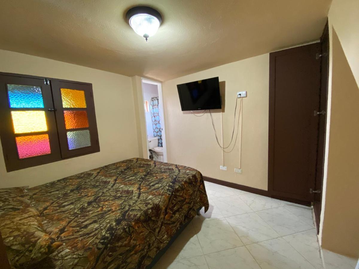 Hostal Hollywood Inn リオネグロ エクステリア 写真