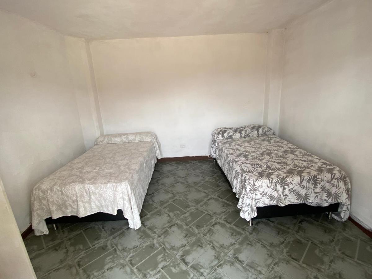 Hostal Hollywood Inn リオネグロ エクステリア 写真